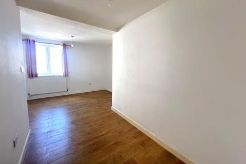 2 bedroom flat to rent, Chapel Street, Woking GU21