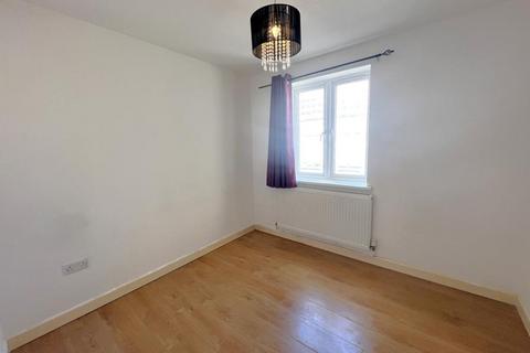 2 bedroom flat to rent, Chapel Street, Woking GU21