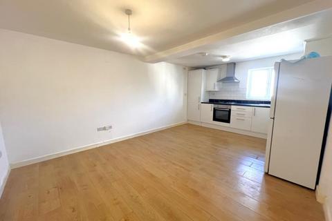 2 bedroom flat to rent, Chapel Street, Woking GU21