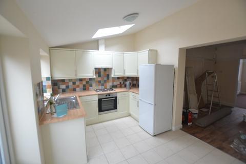 3 bedroom semi-detached house to rent, Manor Road, Leicester LE4