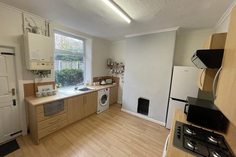 2 bedroom terraced house to rent, Bramhall Lane, Davenport