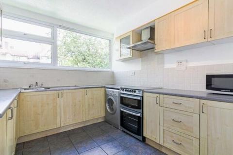 2 bedroom flat to rent, Cavendish Avenue, Woodford Green IG8