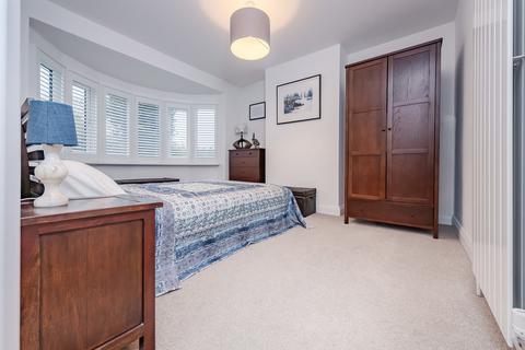 11 The Vale, Coulsdon, CR5 2AU