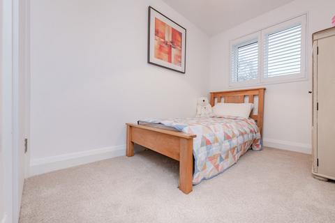 11 The Vale, Coulsdon, CR5 2AU