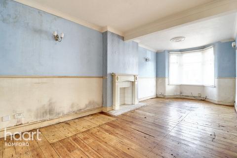 90 Douglas Road, Hornchurch, RM11 1AR