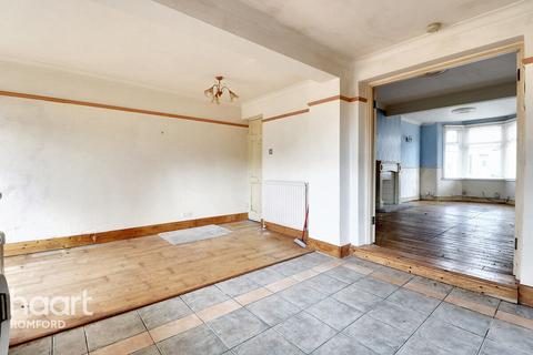 90 Douglas Road, Hornchurch, RM11 1AR