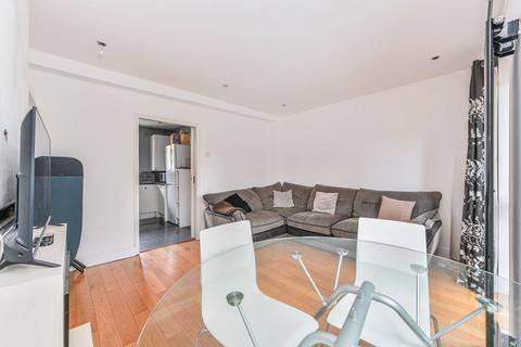 4 bedroom flat to rent, Carroun Road, Oval, London, SW8