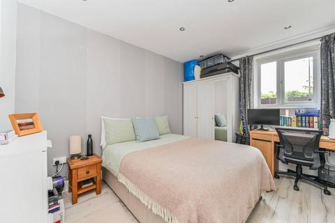 4 bedroom flat to rent, Carroun Road, Oval, London, SW8