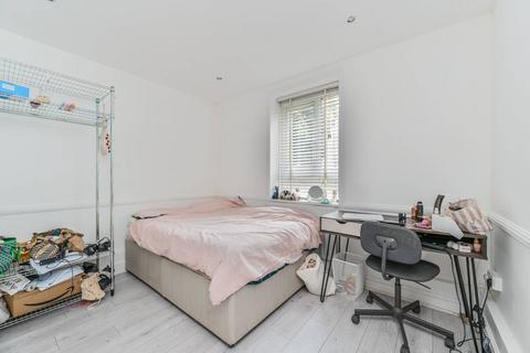 4 bedroom flat to rent, Carroun Road, Oval, London, SW8