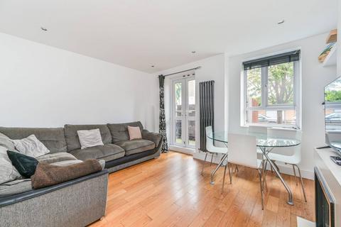 4 bedroom flat to rent, Carroun Road, Oval, London, SW8