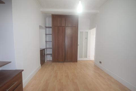 2 bedroom flat to rent, Ilford, IG6