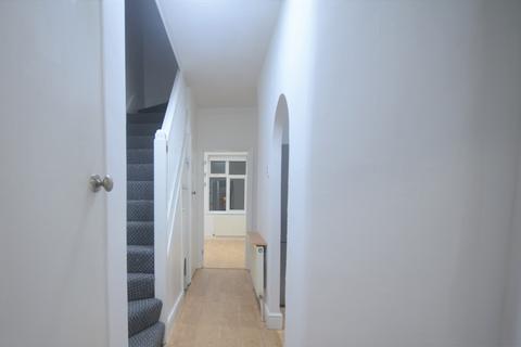 2 bedroom flat to rent, Ilford, IG6