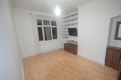 2 bedroom flat to rent, Ilford, IG6