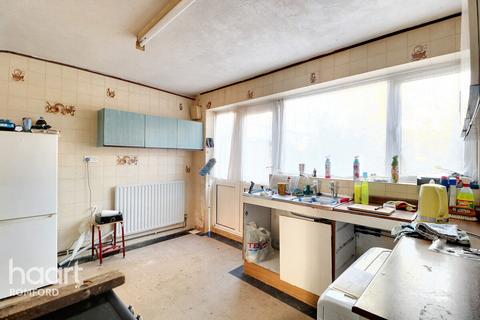 3 bedroom terraced house for sale, Highfield Road, Romford, RM5 3AG