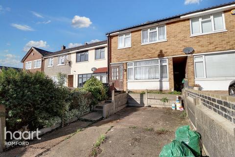 3 bedroom terraced house for sale, Highfield Road, Romford, RM5 3AG