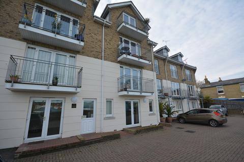 2 bedroom apartment to rent, Arctic Road, Cowes