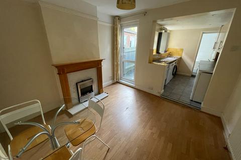 2 bedroom terraced house to rent, Milton Road - 2 bed terraced House - Central Luton - LU1 - part furnished