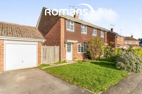 3 bedroom semi-detached house to rent, Ravensbourne Drive, Woodley