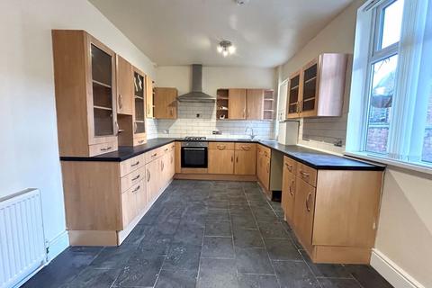 4 bedroom terraced house to rent, Gladstone Road, Manchester