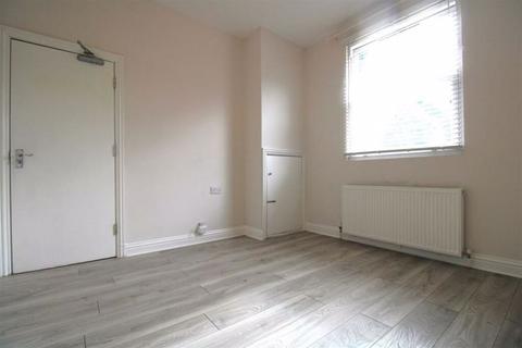 Property to rent, Bowes Road, London N13