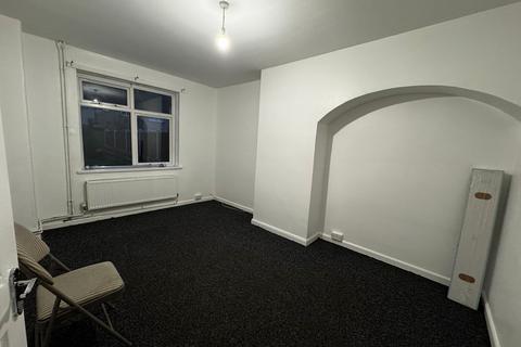 3 bedroom house to rent, Valence Avenue, Dagenham RM8