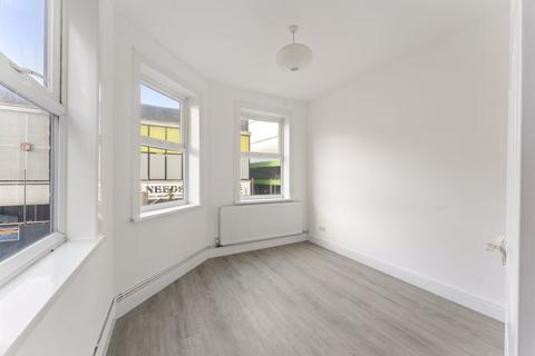 2 bedroom flat to rent, High Street, Sutton SM1 1NT