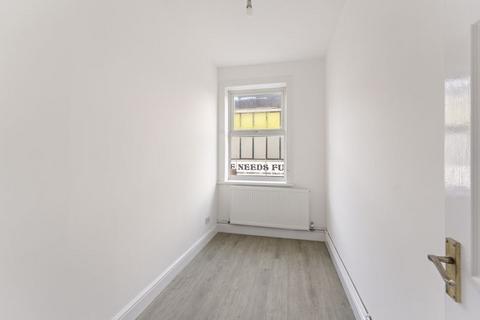 2 bedroom flat to rent, High Street, Sutton SM1 1NT