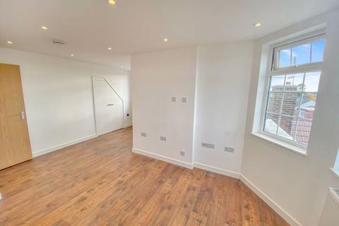 2 bedroom flat for sale, Vicarage Farm Road, Hounslow, TW4