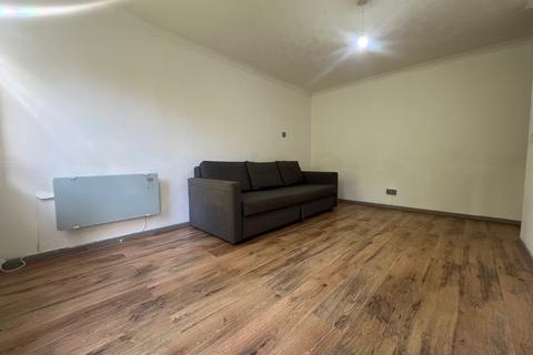 Studio to rent, Helford Gardens, Southampton SO18