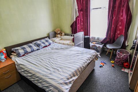 2 bedroom flat for sale, Madras Road, Ilford, IG1