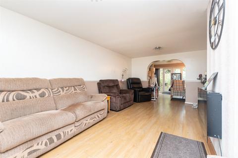 8 Lincoln Close, Erith, DA8 2EB