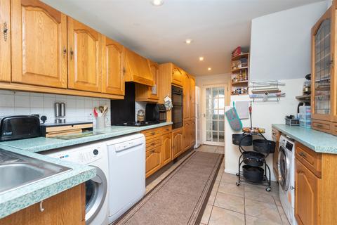 8 Lincoln Close, Erith, DA8 2EB