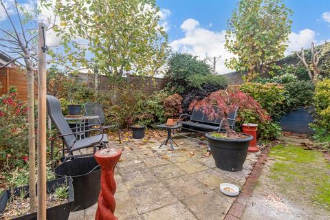 8 Lincoln Close, Erith, DA8 2EB