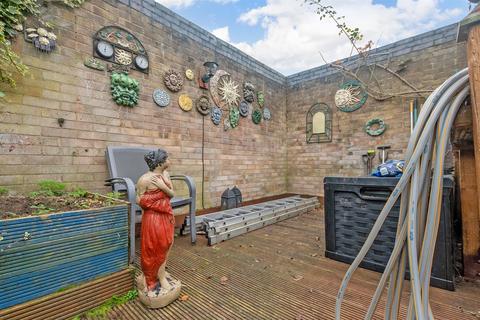 8 Lincoln Close, Erith, DA8 2EB