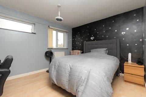8 Lincoln Close, Erith, DA8 2EB
