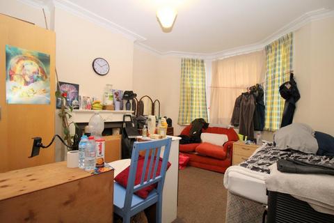 3 bedroom terraced house for sale, Tennyson Road, South Luton, Luton, Bedfordshire, LU1 3RS