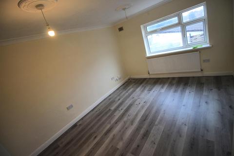 1 bedroom flat to rent, Oaks Road, Stanwell TW19