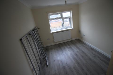 1 bedroom flat to rent, Oaks Road, Stanwell TW19