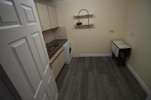 1 bedroom flat to rent, Oaks Road, Stanwell TW19