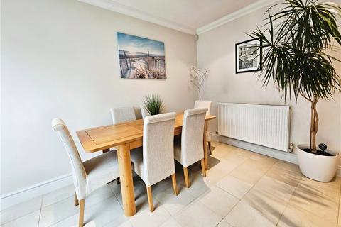 14 Broomfield, Binfield, Bracknell, RG42 4AQ