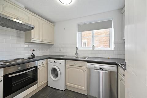 2 bedroom apartment to rent, Harvester Close, Chichester