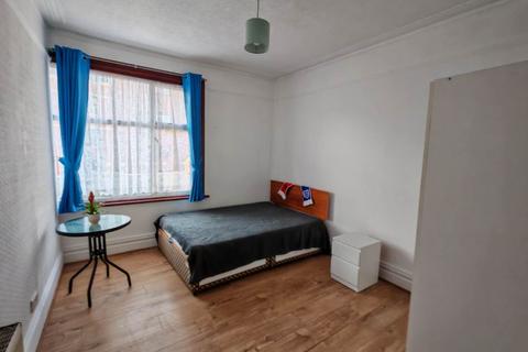 3 bedroom flat to rent, Ballards Lane, London