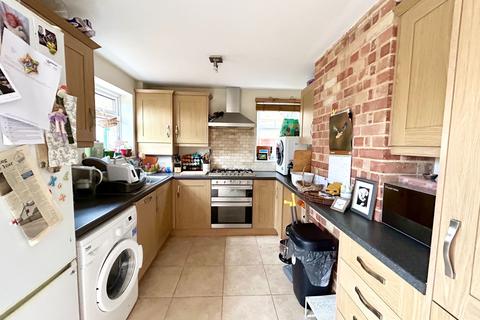 3 bedroom semi-detached house to rent, Upper Way, Farnham