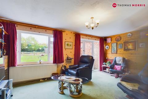 3 bedroom end of terrace house for sale, Oak Close, Cambridgeshire PE19