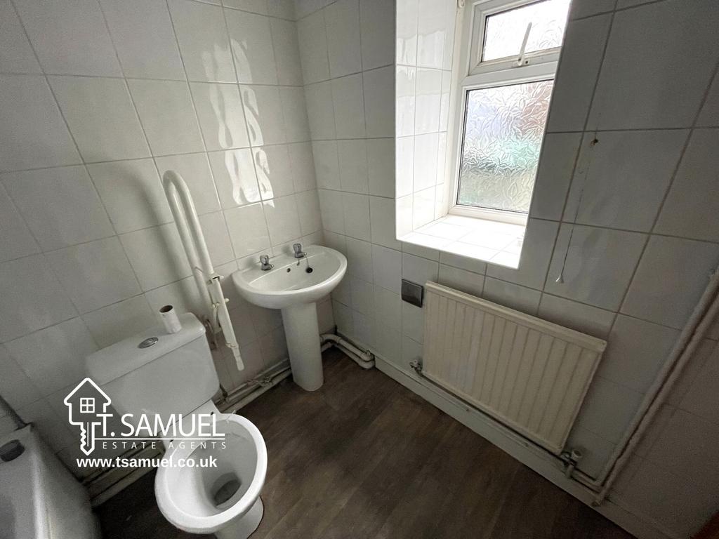 Bathroom b.JPG