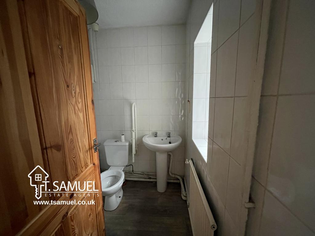 Bathroom a.JPG
