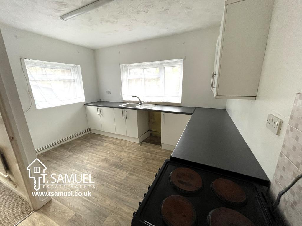 Kitchen b.JPG