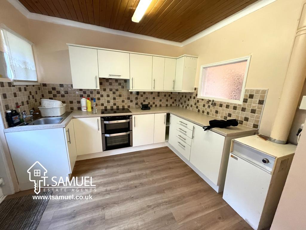Kitchen 3.JPG