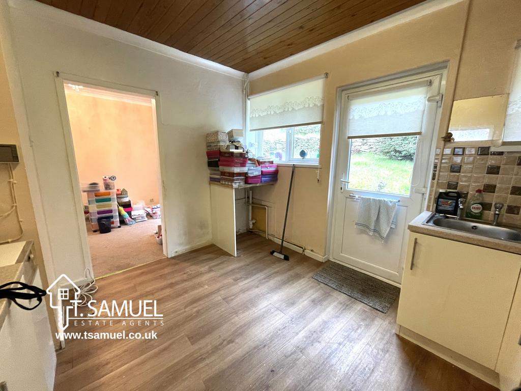 Kitchen 2.JPG