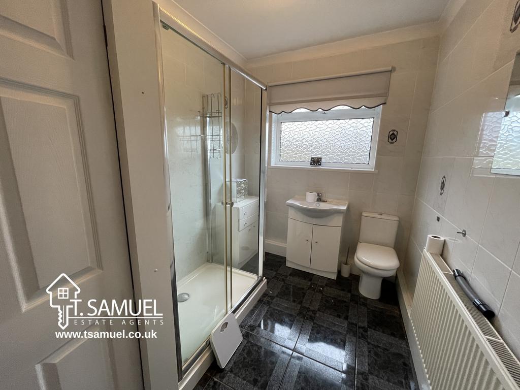Bathroom 1.JPG
